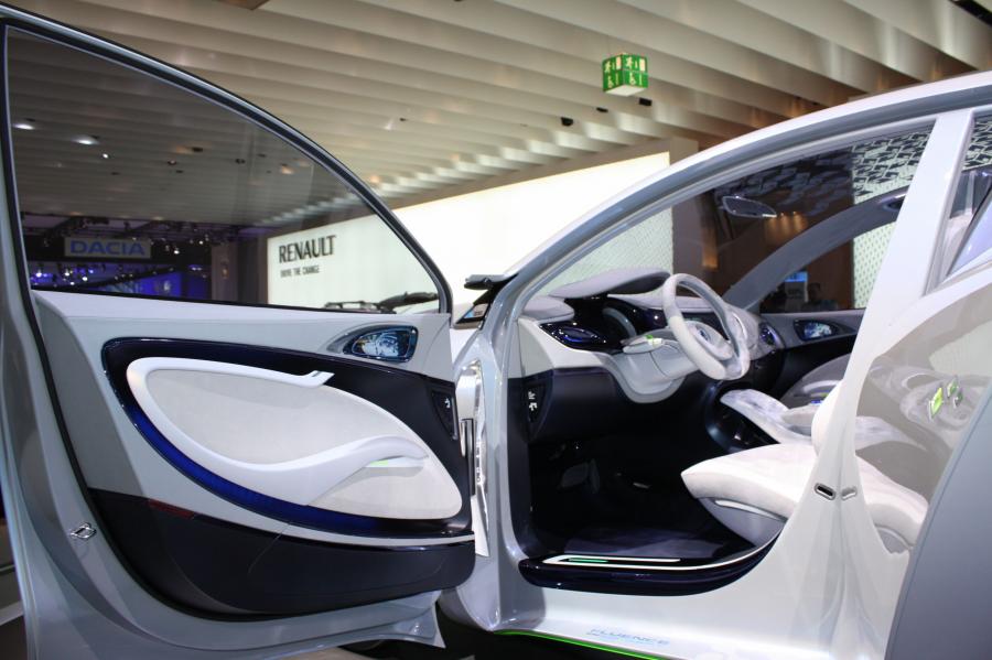  Renault Fluence Z.E. Concept 2009 года  (фото 6 из 103)